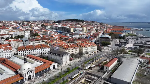 Lizbon, Portekiz 'in Lizbon semtinde Lizbon Skyline. Tren İstasyonu Sahnesi. Çarpıcı şehir manzarası. Lizbon Skyline Portekiz 'de. Tarihi Şehir Manzarası. Turizm Tarihi Yer.