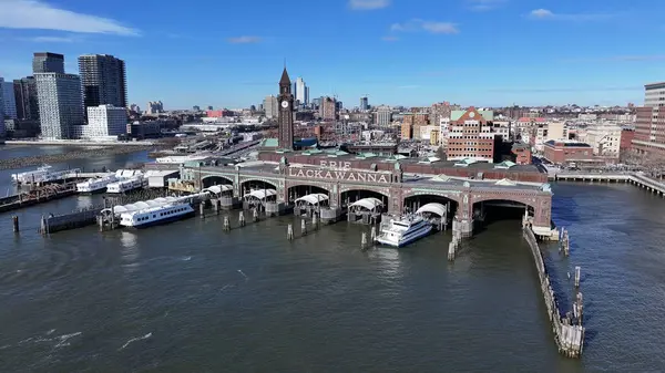 Erie Lackawanna Rayway New Jersey 'de Jersey City' de. Şehir merkezinde. Ulaşım Terminali. New Jersey 'den Erie Lackawanna Rayway. Demiryolu Manzarası.