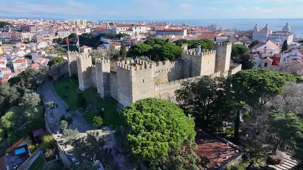 Lizbon, Portekiz 'deki Sao Jorge Şatosu. Ortaçağ Şato Sahnesi. Antik Şehir Manzarası. Portekiz, Lizbon 'daki Sao Jorge Kalesi. Tarihi Şehir Manzarası. Turizm Seyahat Yeri.
