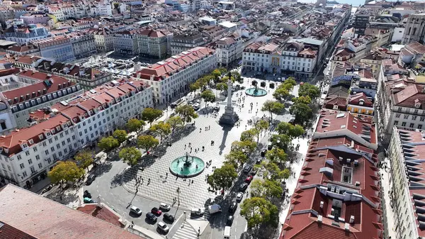 Lizbon 'un Lizbon bölgesindeki Dom Pedro IV Meydanı. Highrise Binaları Sahnesi. Güzel şehir manzarası. Portekiz, Lizbon 'da Dom Pedro IV Meydanı. Tarihi Şehir Manzarası. Ünlü Meydan.