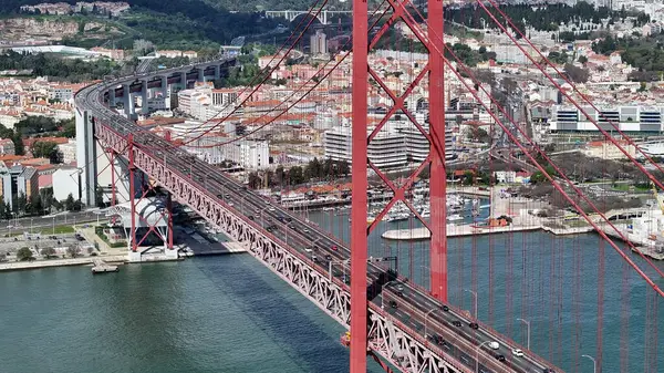 Lizbon, Portekiz 'de 25 Nisan Köprüsü. Altyapı Sahnesi. Yolculuk Ulaşımı. Lizbon, Portekiz 'de 25 Nisan Köprüsü. Ünlü Kablolu Kalan Köprü.