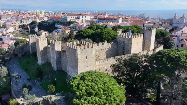 Lizbon 'un Lizbon bölgesindeki Sao Jorge Şatosu. Ortaçağ Şato Sahnesi. Antik Şehir Manzarası. Portekiz, Lizbon 'daki Sao Jorge Kalesi. Tarihi Şehir Manzarası. Turizm Seyahat Yeri.