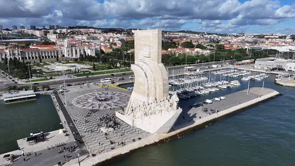 Lizbon 'daki Lizbon Bölgesi' nde Keşifler Anıtı. Keşif Anıtı. Seyahat güzergahı. Portekiz 'deki Lizbon' da Keşifler Anıtı. Denizcilik Tarihi. Landmark Meydanı. Portekiz Skyline.
