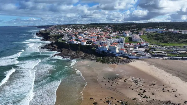 Lizbon 'un Sintra bölgesindeki Macas Plajı. Sahil Skyline. Doğa manzarası. Yaz Gezisi. Lizbon 'un Sintra bölgesindeki Macas Plajı. Tropikal Manzara.