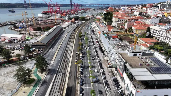 Lizbon 'daki Lizbon Bölgesi' nde Lizbon Skyline. Demiryolu Sahnesi. Toplu taşıma. Lizbon Skyline Portekiz 'de. Tarihi Şehir Manzarası. Kıyı Panoramik Manzarası. Portekiz Skyline.