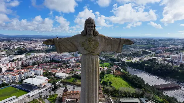 Lizbon 'daki Portekiz Kralı İsa. Kral İsa Heykeli. Din geçmişi. Portekiz 'deki Lizbon Kralı İsa. Tejo Nehri Sahili. Kilisenin simgesi. Portekiz Skyline.