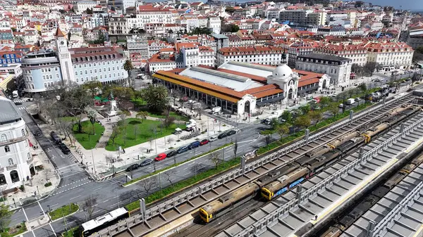 Lizbon 'un Lizbon bölgesindeki Dom Luis Meydanı. Mola Pazarı Manzarası. Tren İstasyonu. Portekiz, Lizbon 'da Dom Luis Meydanı. Tarihi Şehir Manzarası. Turizm Seyahati.