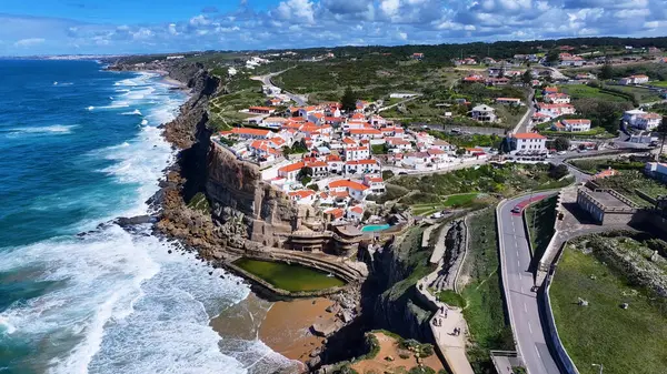 Azenhas Lizbon Bölgesi Sintra 'da Mar Plajı' na gidiyor. Plaj manzarası. Turizm Tarihi Yer. Şehir manzarası sahnesi. Azenhas Lizbon 'daki Sintra' da Mar Sahili 'nde.