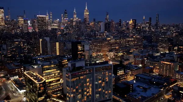 New York 'un New York şehir merkezinin Manhattan' daki gece manzarası. Gece Şehir Manzarası. Şehir merkezinde aydınlandı. New York 'un merkezinde, New York' ta. Empire State Binası.