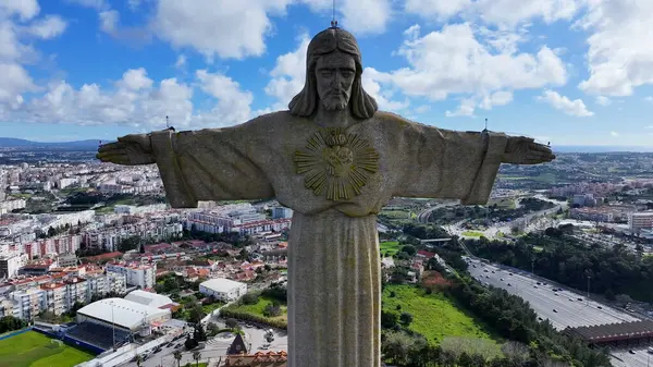 Lizbon 'daki Portekiz Kralı İsa. Kral İsa Heykeli. Din geçmişi. Portekiz 'deki Lizbon Kralı İsa. Tejo Nehri Sahili. Kilisenin simgesi. Portekiz Skyline.