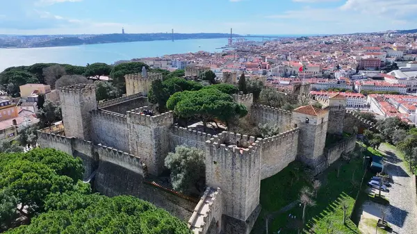 Lizbon, Portekiz 'deki Sao Jorge Şatosu. Ortaçağ Şato Sahnesi. Antik Şehir Manzarası. Portekiz, Lizbon 'daki Sao Jorge Kalesi. Tarihi Şehir Manzarası. Turizm Seyahat Yeri.