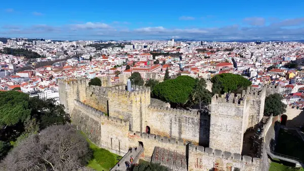 Lizbon 'un Lizbon bölgesindeki Sao Jorge Şatosu. Ortaçağ Şato Sahnesi. Antik Şehir Manzarası. Portekiz, Lizbon 'daki Sao Jorge Kalesi. Tarihi Şehir Manzarası. Turizm Seyahat Yeri.