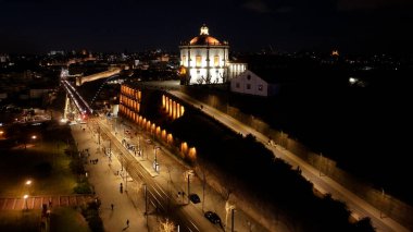 Porto Portekiz 'in Porto bölgesindeki Gece Serra Do Pilar Manastırı. Aydınlanmış Manastır. Gece Kenti. Porto Portekiz bölgesindeki Serra Do Pilar Manastırı. Eski Şehir Sahnesi.