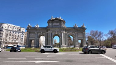 Madrid İspanya Topluluğunda Puerta De Alcala. Ortaçağ Heykel Sahnesi. Şehir merkezindeki şehir manzarası. Kültür Mirası Skyline. Puerta de Alcala İspanya 'da Madrid' de. Güzel Alcala Kapısı.
