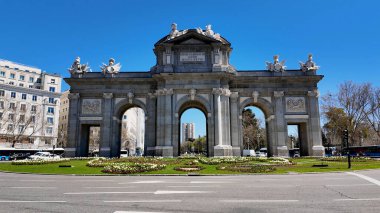 Madrid 'deki Alcala Gate De Madrid İspanya' da. Ortaçağ Anıt Sahnesi. Şehir merkezindeki şehir manzarası. Kültür Mirası Skyline. İspanya 'da Madrid' deki Alcala Gate. Ünlü Puerta De Alcala.