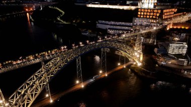 Portekiz 'in Porto bölgesindeki Luis Köprüsü. City At Night Scene. Aydınlatılmış Köprü Manzarası. Portekiz 'in Porto Bölgesi' ndeki I. Luis Köprüsü. Serra De Pilar Manastırı.