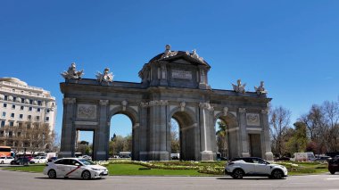 Madrid 'deki Alcala Gate De Madrid İspanya' da. Ortaçağ Anıt Sahnesi. Şehir merkezindeki şehir manzarası. Kültür Mirası Skyline. İspanya 'da Madrid' deki Alcala Gate. Ünlü Puerta De Alcala.