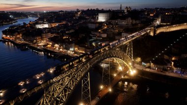 Porto Portekiz 'in Porto bölgesindeki Sunset Dom Luis Köprüsü. Sunset Skyline Sahnesi. Aydınlatılmış Köprü Manzarası. Portekiz 'in Porto Bölgesi' ndeki Dom Luis Köprüsü. Demiryolu Taşımacılığı.
