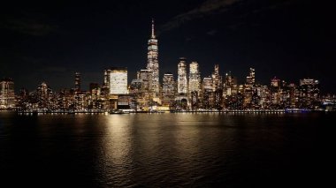 New York, New York Skyline 'ın New York' taki gece silueti. Gece Şehri Peyzajı. Finans Bölgesi. New York Skyline, New York Birleşik Devletleri. Yüksek Binalar Manzarası.
