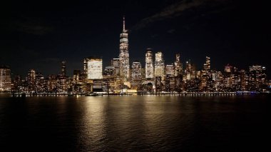 New York 'un New York şehir merkezinin Manhattan' daki gece manzarası. Gece Şehir Manzarası. Şehir merkezinde aydınlandı. New York 'un merkezinde, New York' ta. Empire State Binası.