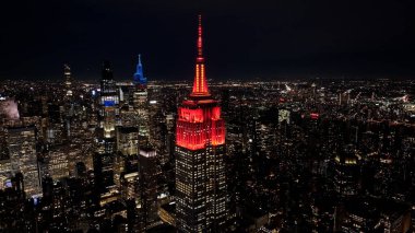 New York 'ta Empire State' in Manhattan 'daki gece silueti. Gece Şehri Peyzajı. Finans Bölgesi. New York 'ta Empire State. Yüksek Binalar Manzarası.