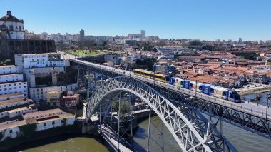 Portekiz 'in Porto bölgesindeki Luis Köprüsü. Şehir merkezindeki şehir manzarası. Demiryolu Köprüsü. Demiryolu Sahnesi. Portekiz, Porto 'da Luis Köprüsü. Turizm Tarihi Yer.