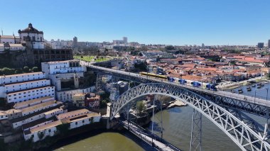 Porto Portekiz 'in Porto bölgesindeki I. Luis Köprüsü. Şehir merkezi manzarası. Kültür Mirası. Toplu taşıma sahnesi. Portekiz, Porto 'da Luis Köprüsü. Turizm Tarihi Yer.