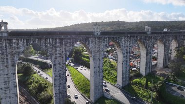 Lizbon 'un Lizbon bölgesindeki Aguas Livres Aqueduct. Su sistemi su kemeri. Ortaçağ Binası. Portekiz, Lizbon 'da Aguas Livres Aqueduct. Marvel Altyapı. Demiryolu Manzarası.