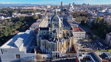 Madrid 'deki Santa Maria Katedrali İspanya Topluluğunda. Şehir merkezindeki şehir manzarası. Din sembolü. Ortaçağ Binası. İspanya 'daki Madrid Topluluğunda Santa Maria Katedrali. Kraliyet Sarayı.