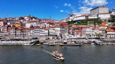 Porto, Portekiz 'in Ribeira Rıhtımı. Sahil Kenti Peyzajı. Kültür Mirası. Eski Şehir Manzarası. Porto, Portekiz 'deki Ribeira Rıhtımı. Turizm Tarihi Yer.
