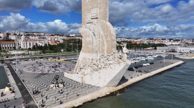 Lizbon 'daki Lizbon Bölgesi' nde Keşifler Anıtı. Keşif Anıtı. Seyahat güzergahı. Portekiz 'deki Lizbon' da Keşifler Anıtı. Denizcilik Tarihi. Landmark Meydanı. Portekiz Skyline.