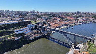Porto Portekiz 'in Porto bölgesindeki Porto Skyline' da. Coastal City. I. Luis Köprüsü Peyzajı. Tekne gezisi. Portekiz 'de Porto Skyline. Portekiz Skyline 'ı. Seyahat Alanı.