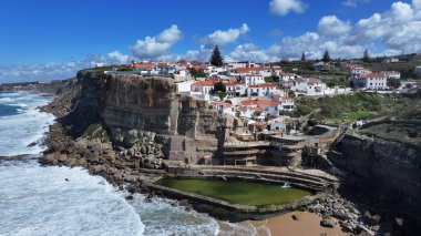 Azenhas Lizbon Bölgesi Sintra 'da Mar Plajı' na gidiyor. Plaj manzarası. Turizm Tarihi Yer. Şehir manzarası hava manzarası. Azenhas Lizbon 'daki Sintra' da Mar Sahili 'nde.