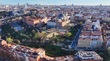 Madrid İspanya Topluluğunda San Francisco Bazilikası. Ortaçağ Binaları manzarası. Güzel Bahçe. Şehir merkezinde. İspanya 'daki San Francisco Bazilikası. Çarpıcı Şehir Manzarası.