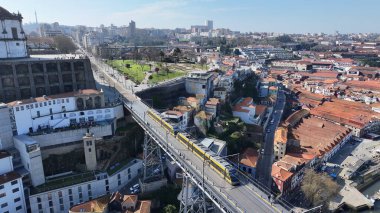 Porto Portekiz 'in Porto bölgesindeki Dom Luis Köprüsü. Şehir merkezi manzarası. Arch Köprüsü. Toplu taşıma sahnesi. Portekiz, Porto 'da Dom Luis Köprüsü. Turizm Tarihi Yer.