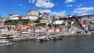 Porto, Portekiz 'in Ribeira Rıhtımı. Sahil Kenti Peyzajı. Kültür Mirası. Eski Şehir Manzarası. Porto, Portekiz 'deki Ribeira Rıhtımı. Turizm Tarihi Yer.