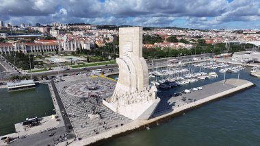 Lizbon 'daki Lizbon Bölgesi' nde Keşifler Anıtı. Keşif Anıtı. Seyahat güzergahı. Portekiz 'deki Lizbon' da Keşifler Anıtı. Denizcilik Tarihi. Landmark Meydanı. Portekiz Skyline.