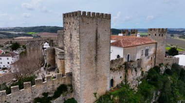 Leiria Portekiz 'in Obidos bölgesindeki Obidos Şatosu. Tarihi Şehir Manzarası. Ortaçağ mimarisi. Şato İnşaat Duvarları. Leiria Portekiz 'in Obidos bölgesindeki Obidos Şatosu. Eski Köy.