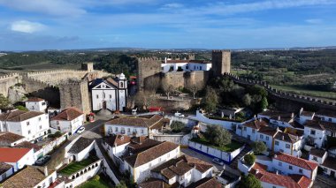 Leiria Portekiz 'in Obidos bölgesindeki Obidos Şatosu. Old Town Skyline 'da. Ortaçağ Binaları Sahnesi. Güzel şehir manzarası. Leiria Portekiz 'in Obidos bölgesindeki Obidos Şatosu. Kültür Mirası.
