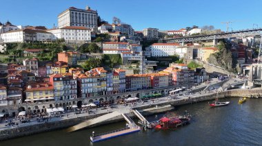 Porto, Portekiz 'in Ribeira Rıhtımı. Şehir merkezi manzarası. Kültür Mirası. Eski Şehir Manzarası. Porto, Portekiz 'deki Ribeira Rıhtımı. Turizm Tarihi Yer.