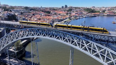 Portekiz 'in Porto bölgesindeki Luis Köprüsü. Şehir merkezindeki şehir manzarası. Demiryolu İstasyonu. Demir Köprü Sahnesi. Portekiz, Porto 'da Luis Köprüsü. Turizm Tarihi Yer.