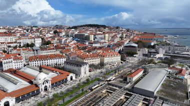 Lizbon, Portekiz 'in Lizbon semtinde Lizbon Skyline. Tren İstasyonu Sahnesi. Çarpıcı şehir manzarası. Lizbon Skyline Portekiz 'de. Tarihi Şehir Manzarası. Turizm Tarihi Yer.