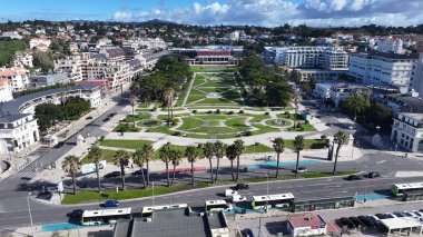 Lizbon 'un Cascais bölgesindeki Estoril Kumarhanesi. Şehir merkezindeki şehir manzarası. Turizm Tarihi Yer. Estoril Garden Hava Manzarası. Lizbon Bölgesi Cascais 'deki Estoril Kumarhanesi.