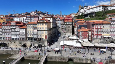 Porto Portekiz 'in Porto bölgesindeki Ribeira Rıhtımı. Şehir merkezinde. Ortaçağ Binaları. Tarihi Şehir Sahnesi 'nde. Portekiz, Porto bölgesindeki Ribeira Rıhtımı. Turizm Simgeleri.