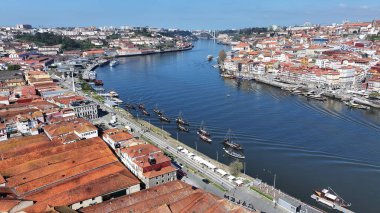Porto Portekiz 'in Vila Nova De Gaia bölgesinde Gaia Skyline. Deniz Burnu Manzarası. Ribeira İskelesi. Sahil şeridi manzarası. Gaia Skyline, Portekiz 'deki Vila Nova De Gaia' da. Turizm Tarihi Yer.