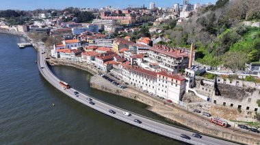 Porto Portekiz 'in Porto bölgesindeki Porto Skyline' da. Sahil Binaları. Yükseltilmiş Yol Manzarası. Şehir merkezindeki şehir manzarası. Portekiz 'de Porto Skyline. Portekiz Skyline 'ı. Seyahat Alanı.