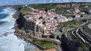 Azenhas Lizbon Bölgesi Sintra 'da Mar Plajı' na gidiyor. Plaj manzarası. Turizm Tarihi Yer. Şehir manzarası hava manzarası. Azenhas Lizbon 'daki Sintra' da Mar Sahili 'nde.