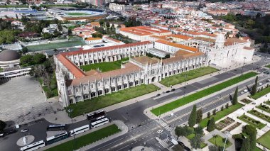 Lizbon 'daki Jeronimos Manastırı Portekiz Bölgesi. Ortaçağ Binası. Turizm Tarihi Yer. Portekiz, Lizbon 'daki Jeronimos Manastırı. Empire Meydanı. Manastır manzarası. Lizbon Skyline.