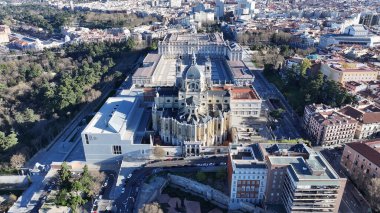 Madrid İspanya Topluluğunda Madrid Kraliyet Sarayı. Ortaçağ Binaları manzarası. Santa Maria Katedrali. Şehir merkezinde. İspanya 'daki Madrid Kraliyet Sarayı. Güzel Şehir Manzarası.
