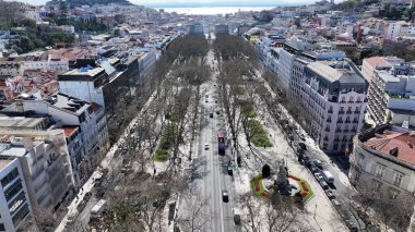 Lizbon 'daki Liberty Bulvarı Portekiz Bölgesi. Şehir merkezindeki şehir manzarası. Güzel şehir Skyline. Portekiz 'de Lizbon' da Özgürlük Bulvarı. Ortaçağ Binası Sahnesi. Metropolis Skyline.